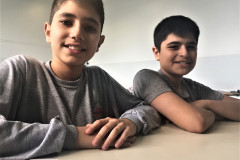 Estudantes de 76 países dos cinco continentes estão matriculados na rede estadual de ensino do Paraná. Desafio imposto pelo aprendizado da Língua Portuguesa é compensado pelo acolhimento das instituições de ensino e colegas. 