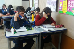 Há um mês os professores das disciplinas de Língua Portuguesa e Inglesa começaram a desenvolver atividades de leitura usando o sussurrofone, um protótipo feito com canos de PVC que permite que os alunos ouçam a própria voz enquanto leem. 