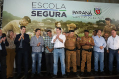 35 policiais militares da reserva passam a atuar para levar mais segurança no entorno das escolas. Iniciativa inovadora no Brasil, programa terá nesta fase inicial 51 colégios de Foz do Iguaçu, Londrina e Região Metropolitana de Curitiba. 