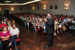 Professores das escolas da rede estadual de ensino de Curitiba acompanharam a palestra com o tema “Educação Hoje: Vantagens e Desvantagens”.