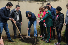 O governador Carlos Massa Ratinho Junior participa nesta segunda-feira (23) do plantio de árvores no Colégio Estadual Professora Maria Gai Grendel, no bairro Caximba, em Curitiba. O evento marcará o início do programa Paraná mais Verde, que vai incentivar o plantio de mudas de árvores nativas em todo o Estado.   23/09/2019 - Foto: Geraldo Bubniak/AEN