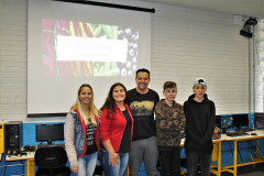 Alunos e diretor do Colégio Estadual Milton Carneiro.