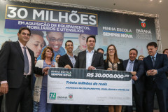 O governador Carlos Massa Ratinho Junior confirma nesta quarta-feira (06) recursos para compra de climatizadores, refrigeradores, conjuntos refeitórios, mesas, banquetas e utensílios para as escolas estaduais do Paraná. O investimento será feito por meio da Fundepar.  Curitiba, 06/11/2019 - Foto: Geraldo Bubniak/AEN