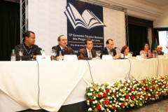 Gestores e técnicos avaliam os programas nacionais que destinam livros para alunos e professores.