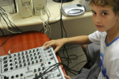 Professores da rede estadual de ensino exploram potencialidades da mídia por meio de rádios escolares. O objetivo é promover a integração e a cidadania.