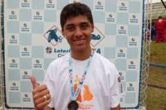 paratleta do Colégio Estadual do Paraná (CEP), Bruno Minely Nunes Zacarias, 17 anos, do 1º ano do Ensino Médio, participou, no último dia 17, do Circuito Loterias da Caixa - Etapa Regional Rio-Sul, na modalidade atletismo. O estudante obteve medalha de ouro na prova de 400 metros rasos