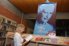 A Diretoria de Tecnologia Educacional (Ditec) da Secretaria de Estado da Educação do Paraná (SEED) recebeu, nesta terça-feira (27), a exposição itinerante de livros e pertences pessoais da poetisa paranaense Helena Kolody, acervo concedido pelo Museu Paranaense.