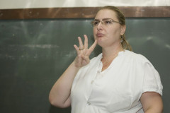 Alunos surdos, pais, professores e alunos do curso de Formação de Docentes participaram de um encontro do projeto Se liga surdo, realizado no Instituto de Educação do Paraná.