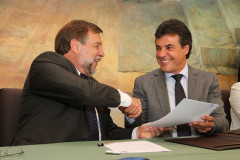 O governador Beto Richa e a equipe de secretários estaduais assinaram nesta segunda-feira (9), em solenidade no Palácio Iguaçu, em Curitiba, os Contratos de Gestão para 2012.