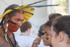 Nessa quinta-feira (12), 450 estudantes da Escola Estadual Dona Carola, em Curitiba, participaram da apresentação cultural da nação Fulni-ô, um dos mais tradicionais povos indígenas do Nordeste.