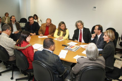 Nesta quinta-feira (26), o vice-governador e secretário da Educação, Flávio Arns, esteve em Brasília, para representar o Paraná em reunião com o Ministro da Educação. Em Curitiba, a equipe do secretário recebeu, no Palácio Iguaçu, representantes da categoria da Educação para tratar da pauta de reivindicações da categoria.