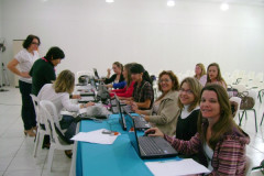 Professores que atuam nas de salas de recursos e Centros de Atendimentos recebem orientações sobre o programa de computador MecDaisy.