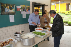 Qualidades do Programa Estadual da Alimentação Escolar e da Agricultura Familiar são salientadas durante visita de Arns a escolas em Tibagi. Foto do Colégio Estadual Baldomero Taques.