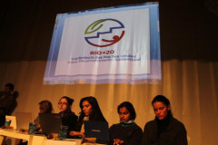 A menos de um mês da Rio +20, alunos do Colégio Estadual do Paraná se reúnem para debater assuntos ambientais.