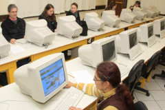 Os professores do Colégio Estadual Jayme Canet, em Curitiba, têm participado de oficinas de utilização de aplicativos e softwares educacionais realizadas pela da Coordenação de Apoio ao Uso de Tecnologias (Cautec) Diretoria de Tecnologia Educacional (Ditec).