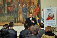 Governador em exercício, Flávio Arns.
