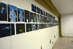 Já a exposição de fotografias 3D, mostra o resultado de uma aula, onde a proposta era simular uma situação de uso de iluminação de ataque e luz secundária, para dar dramaticidade à cena. O tema era livre, mas a maioria dos alunos optou por releituras de filmes e lendas urbanas. O efeito 3D foi adicionado posteriormente, utilizando o software livre Gimp. 