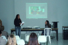 Integrantes do curso de Educação Fiscal do NRE de Apucarana aplicam plano de ação para conscientizar sobre gestão democrática de recursos públicos.