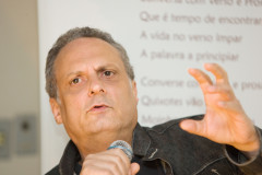 O evento é realizado quinzenalmente no auditório da Secretaria de Estado da Educação, onde dois artistas são convidados para uma roda de conversa.