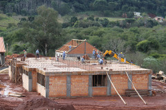 Estão sendo investidos mais de R$ 60 milhões para construção e ampliação de Centros de Ensino Profissional. Outros R$ 140 milhões encontram-se em fase de licitação ou projetos. 