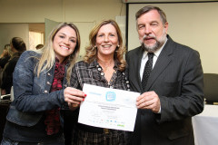 Diretora-auxiliar Ana Maria Veiga, diretora Maria Ivonete Favarin e vice-governador e secretário da educação Flávio Arns.