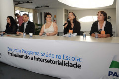Para a diretora de Políticas e Programas Educacionais, da Secretaria da Educação, Fernanda Scaciota (centro), a meta é ampliar o número de municípios integrados ao PSE, que atualmente está 82 cidades paranenses.