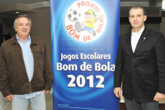 Jair Libardoni, coordenador do Bom de Bola e o secretário do esporte Evandro Roman.