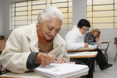 Dona Joaquina aprendeu a ler aos 80 anos de idade. Foto de acervo.