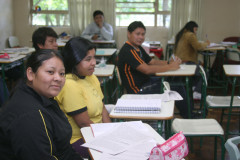 Indígenas de 16 aldeias do Paraná concluem nos próximos meses o curso de formação de docentes no Centro Estadual de Educação Profissional Newton Freire Maia, em Pinhais. Esta é a quarta turma a obter a certificação para exercer o magistério, atendendo à diversidade cultural e linguística das comunidades indígenas.
