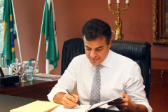 Governador Beto Richa autorizou esta semana contrato para o fornecimento de 32 mil tablets, que deverão chegar aos professores da rede estadual até o início de janeiro. Os dispositivos serão comprados com recursos do Programa Nacional de Tecnologia Educacional (Proinfo), que investirá R$ 9,5 milhões no Paraná.