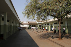 Um projeto piloto começa a ser executado este ano, num grupo de 16 escolas, ainda não definidas. A partir daí, o serviço será levado progressivamente para toda a rede estadual. A meta do plano de gestão do governador Beto Richa é beneficiar cerca de 1,5 milhão de alunos e 85 mil professores. 