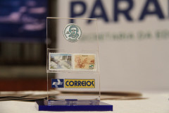 Professora e inspetora de escola pública, Helena Kolody tem seu nome inserido no mundo da literatura por seus poemas e haicais.O selo personalizado é uma homenagem ao centenário de nascimento da poetisa.