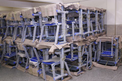 Escolas estaduais dos Núcleos Regionais de Educação (NREs) de Curitiba, Cornélio Procópio, Jacarezinho, Paranavaí e Londrina estão recebendo nesta semana novo mobiliário. É a primeira etapa da renovação das mesas e carteiras, que beneficiará todos os núcleos ainda este ano. Até dezembro, a Secretaria de Estado da Educação vai entregar 110.752 conjuntos escolares e 10.646 conjuntos de mesa para professores, para 832 escolas da rede estadual de ensino.