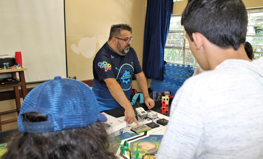 Aulas de robótica no Colégio Estadual do Paraná