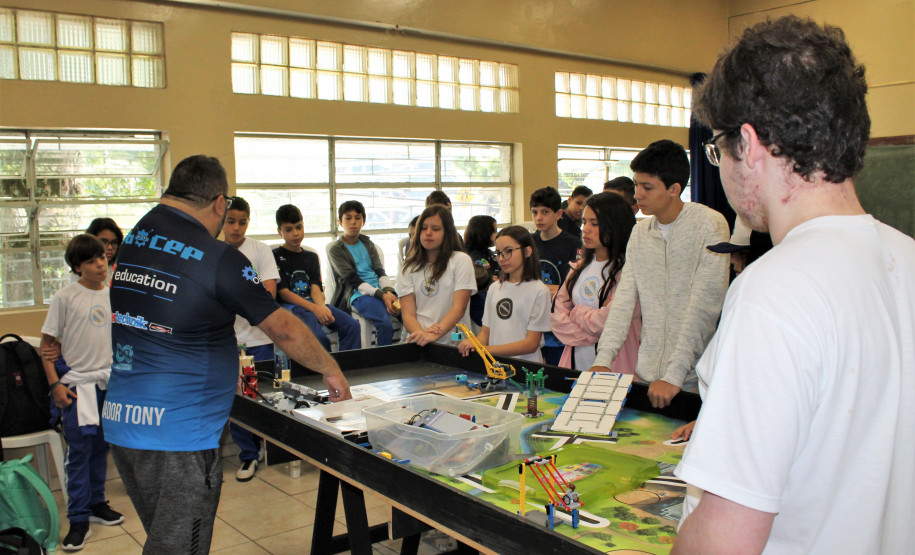 Aulas de robótica no Colégio Estadual do Paraná