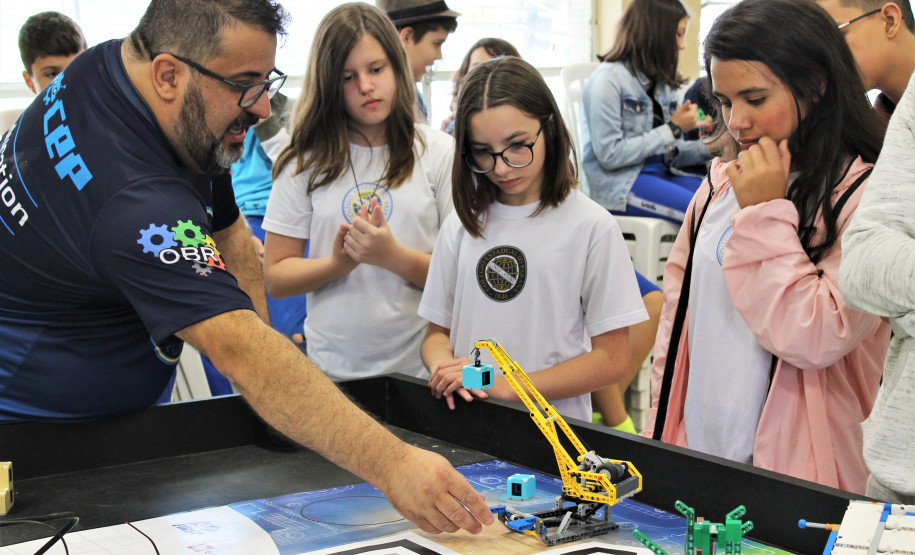 Aulas de robótica no Colégio Estadual do Paraná