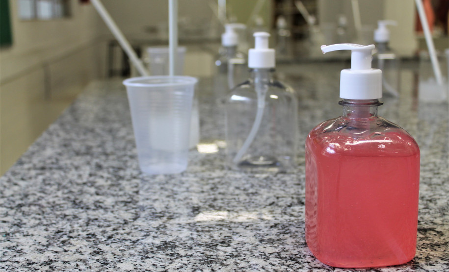 Álcool em gel na escola