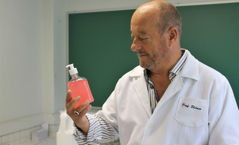 Álcool em gel na escola