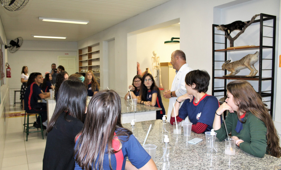 Álcool em gel na escola