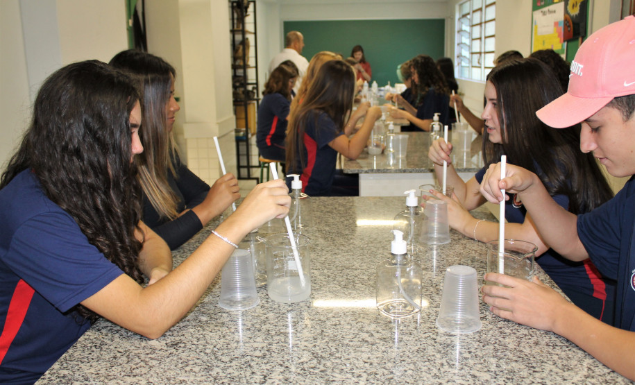 Álcool em gel na escola