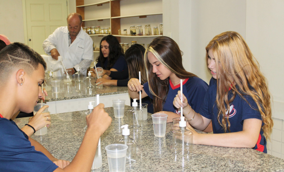 Álcool em gel na escola