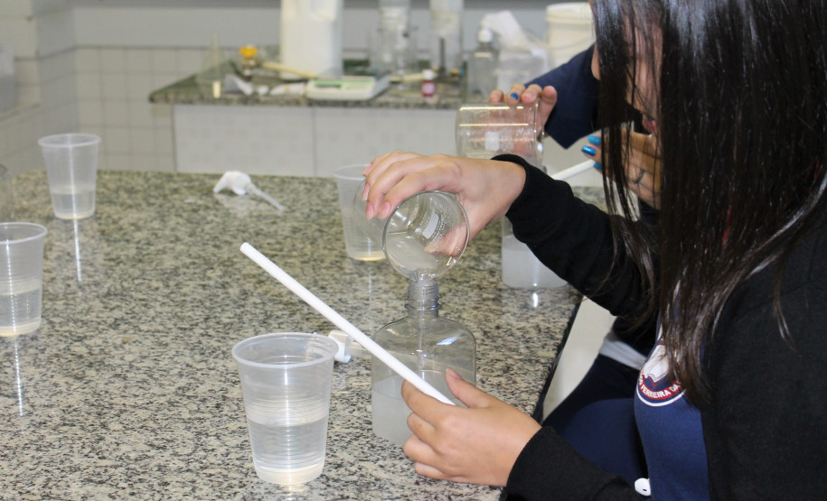 Álcool em gel na escola