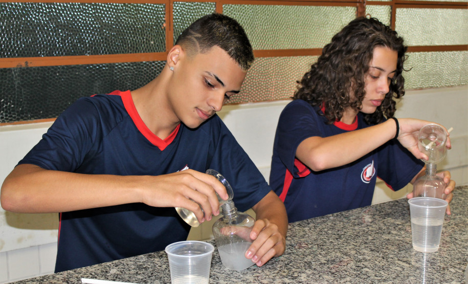 Álcool em gel na escola