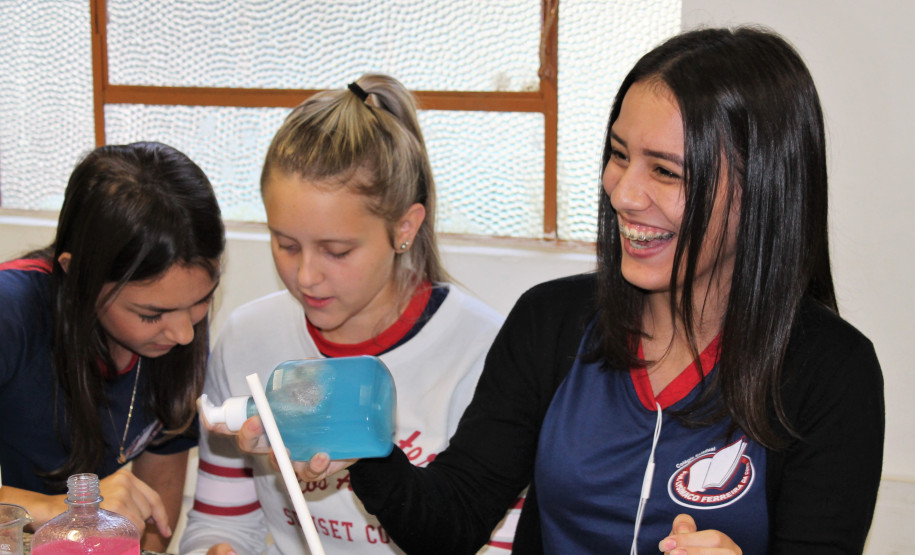 Álcool em gel na escola