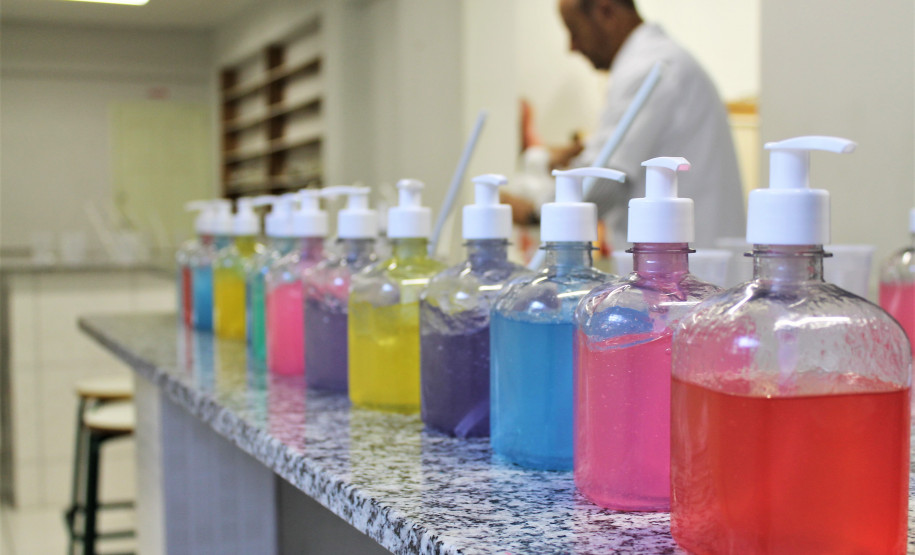 Álcool em gel na escola