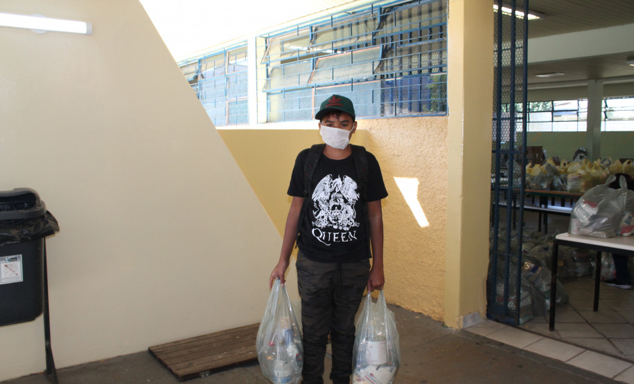 Entrega de kit de merenda no C.E Emilio de Menezes