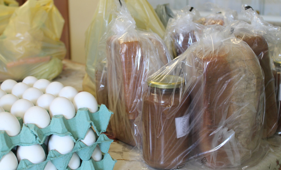 Entrega de kit de merenda no C.E Emilio de Menezes