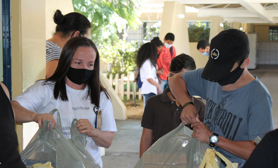 Entrega de kit de merenda no C.E Emilio de Menezes