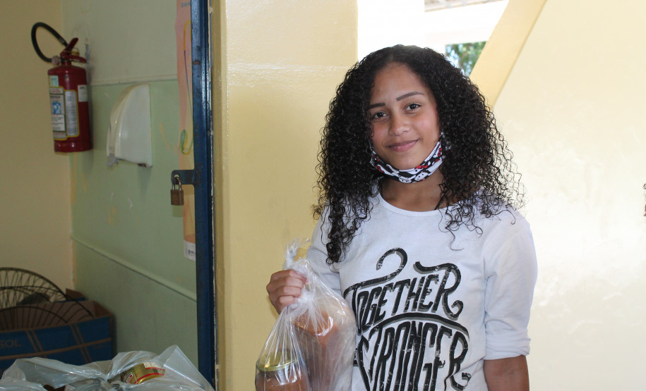 Entrega de kit de merenda no C.E Emilio de Menezes