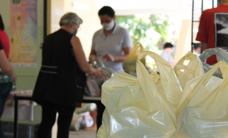 Entrega de kit de merenda no C.E Emilio de Menezes